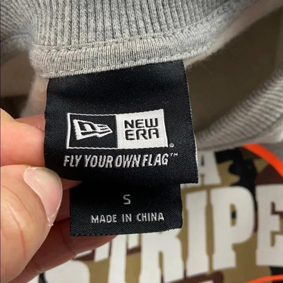 NWT New ERA Sweatshirt Gray Helmet Graphic Crewneck Size Small - Picture 3 of 10